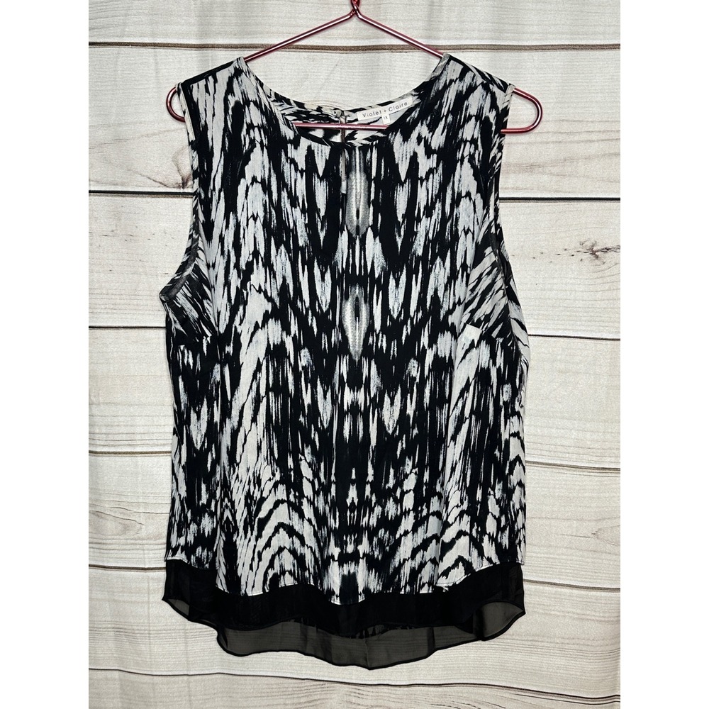 Violet + Claire Blouse Women 1X Black White Ikat Sleeveless Chiffon Hem Top